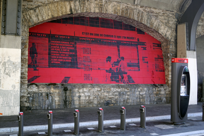 Photo de la fresque interactive donnant accès à des récits de vi(ll)es, installée en juin 2019 à Perrache